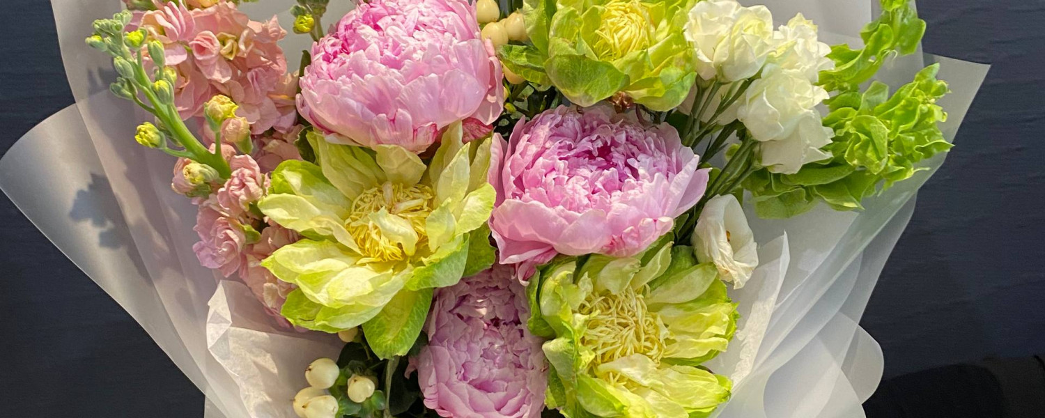 Букет из розовых пионов и розы сорта Вегге "Жозефина"