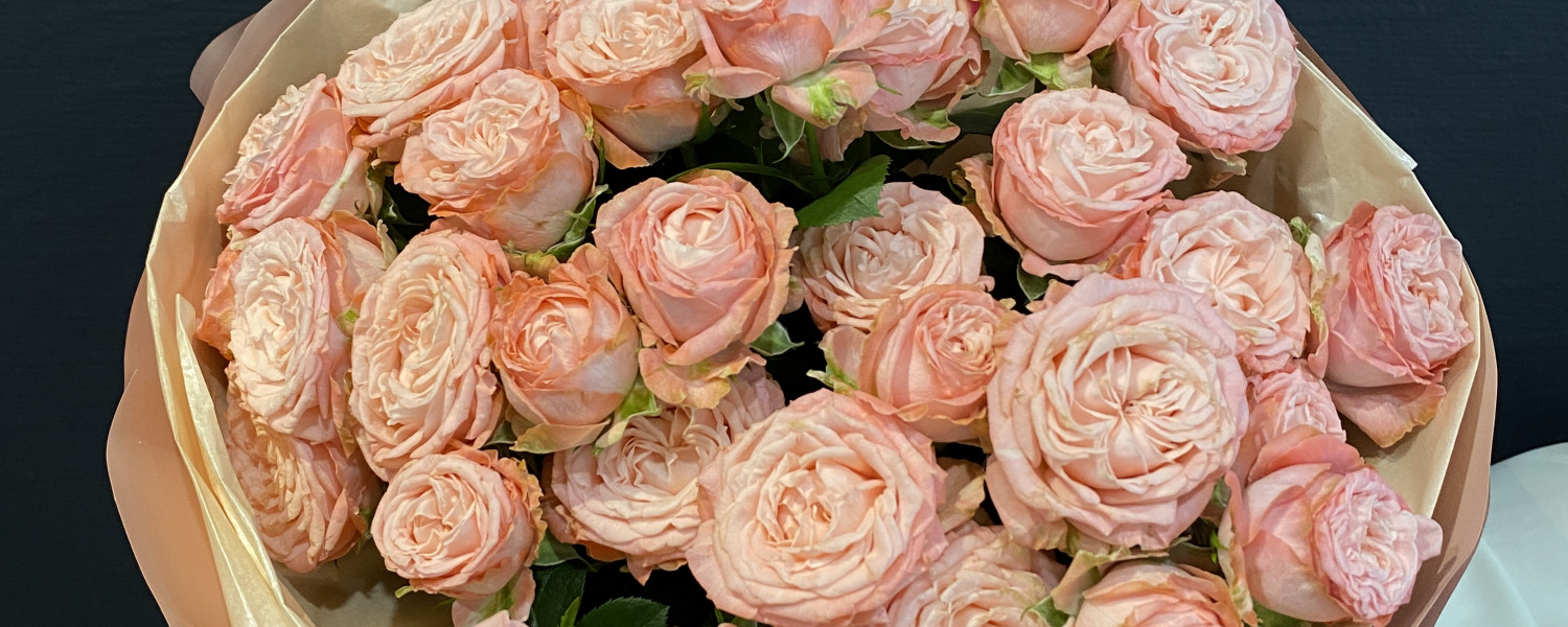 Букет из 9 кустовых роз "Madam Bombastic"