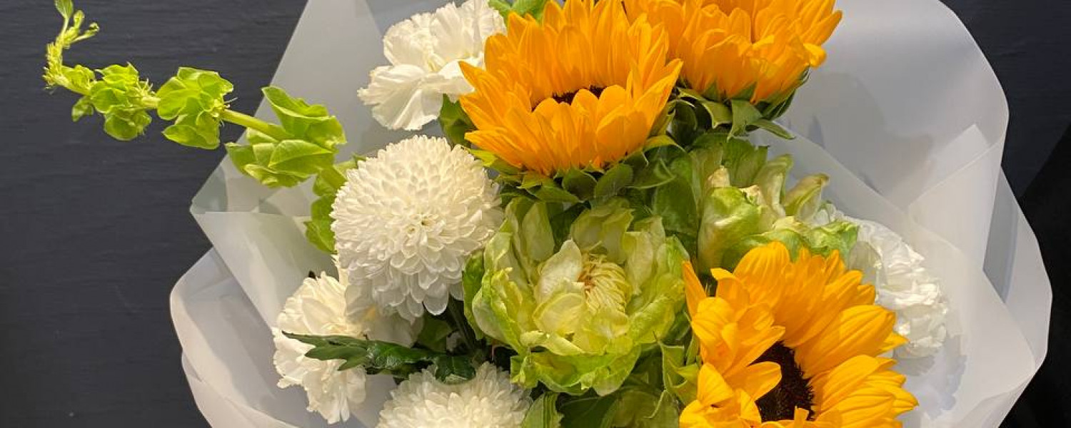 Букет из подсолнухов и роз сорта Вегги "Краски лета"