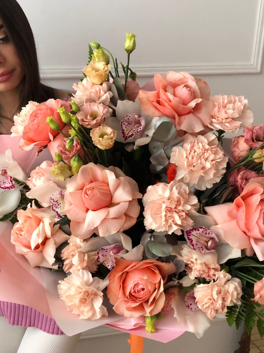 Букет с орхидеями Cymbidium и розами Kahala "Персиковый рай"