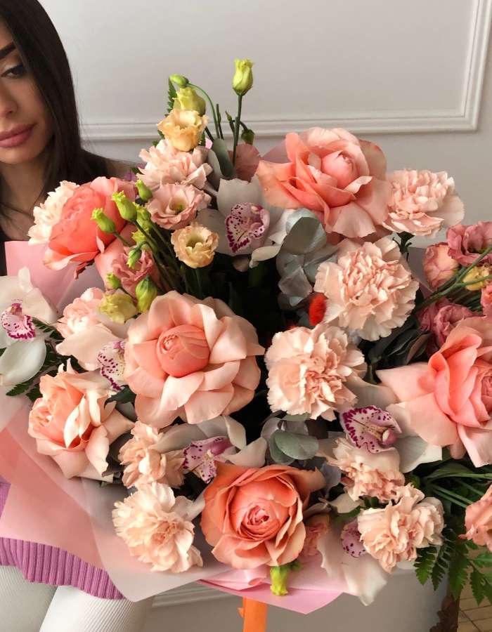 Букет с орхидеями Cymbidium и розами Kahala "Персиковый рай"