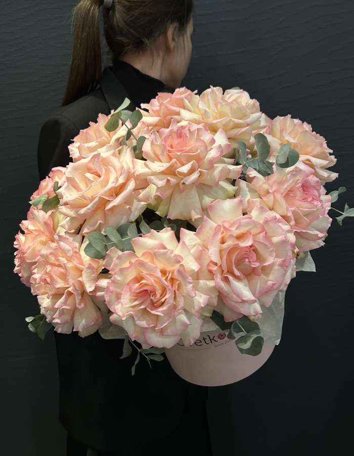 Коробка с розами "Esperance" В саду роз