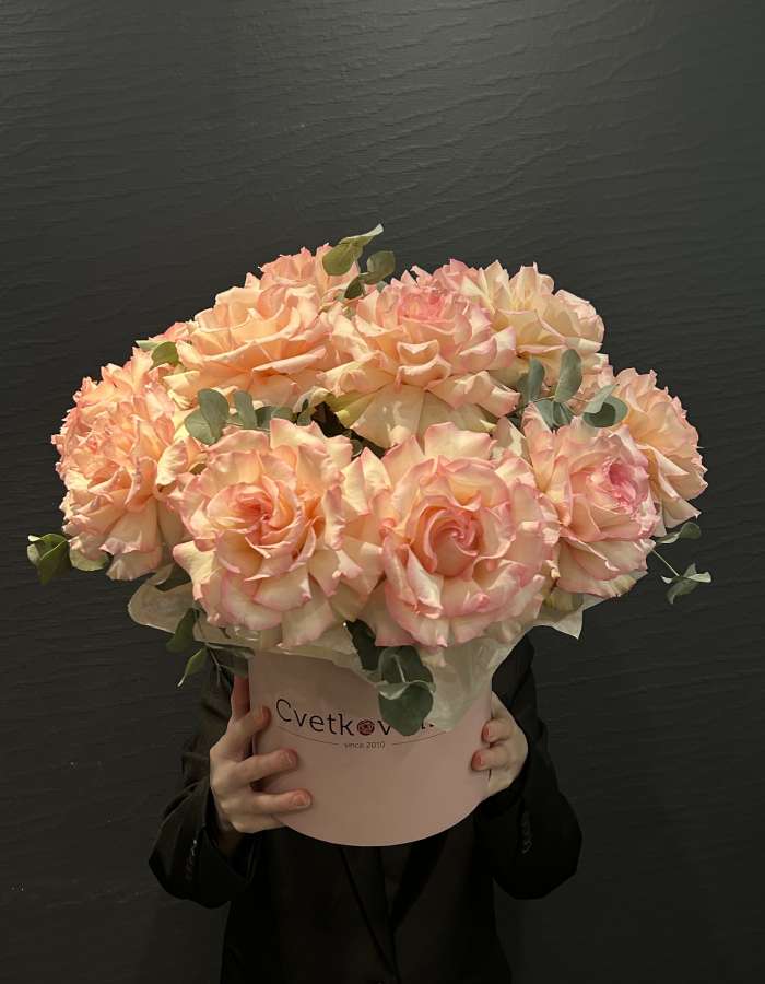 Коробка с розами "Esperance" В саду роз