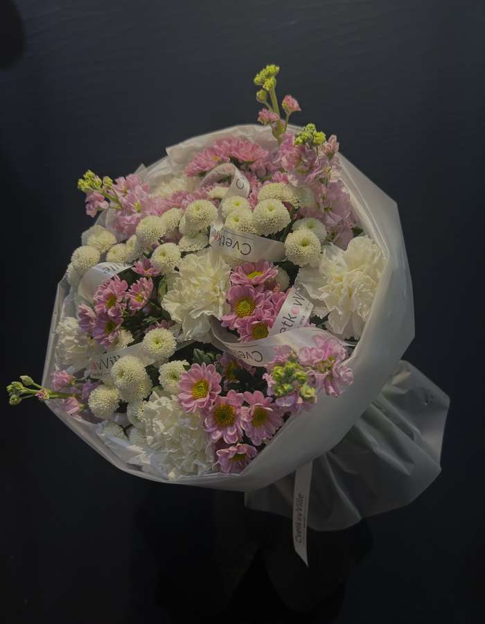 Букет из хризантем Сантини и диантусов "Нежность для мамули"