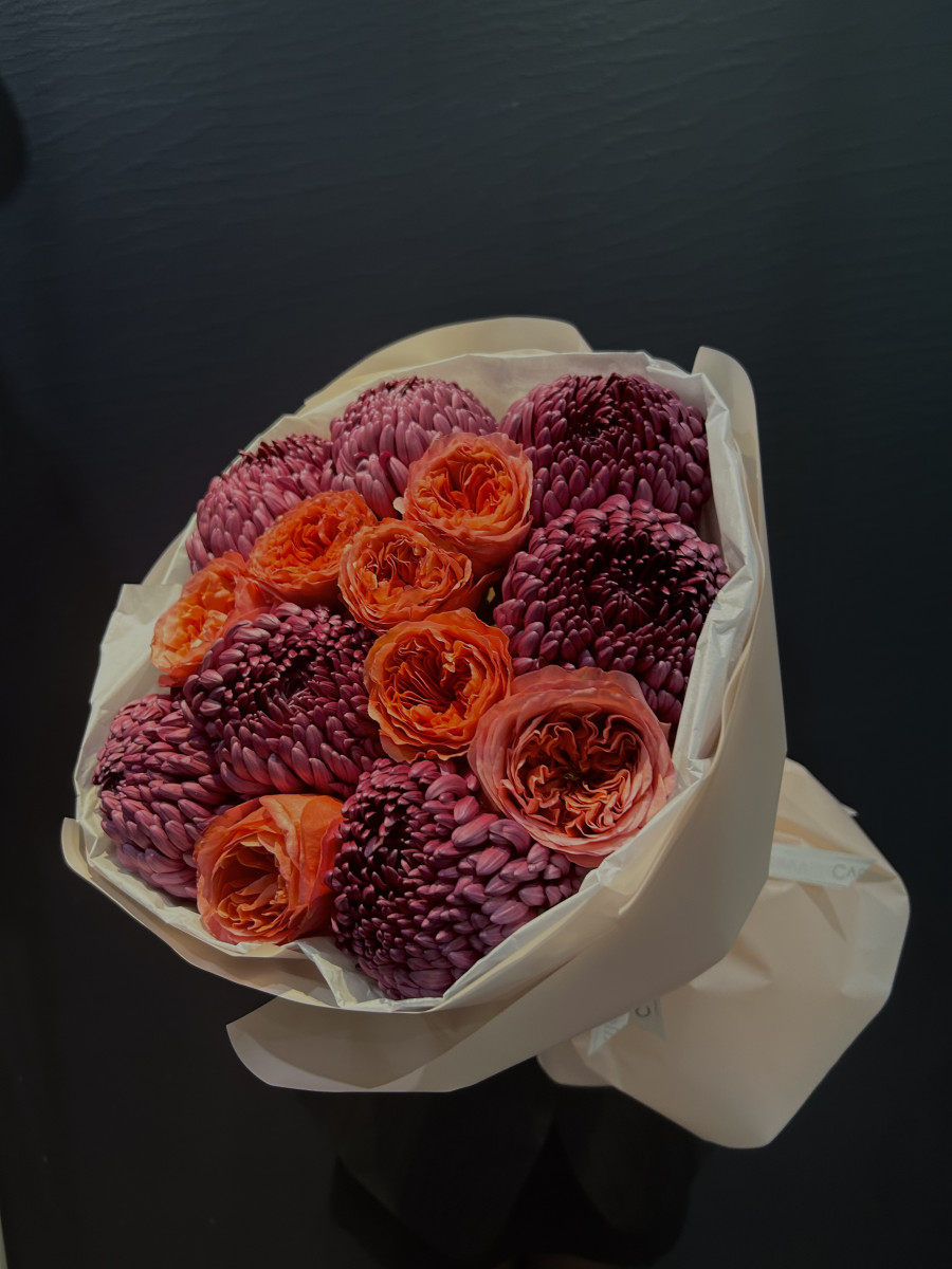 Букет из хризантем Bigoudi и пионовидных роз "Радость для Мамы"