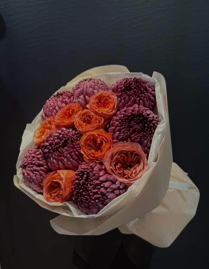 Букет из хризантем Bigoudi и пионовидных роз "Радость для Мамы"