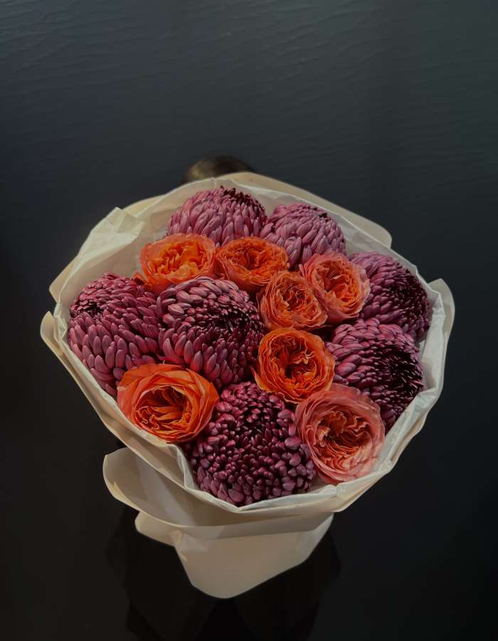 Букет из хризантем Bigoudi и пионовидных роз "Радость для Мамы"