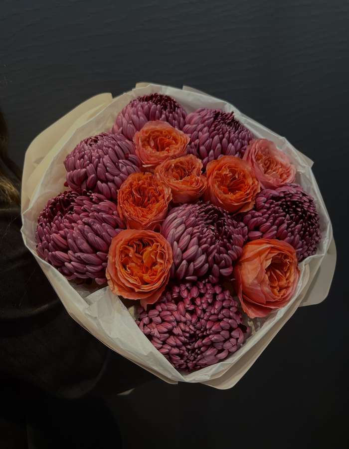 Букет из хризантем Bigoudi и пионовидных роз "Радость для Мамы"