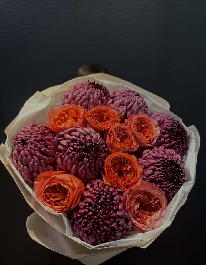 Букет из хризантем Bigoudi и пионовидных роз "Радость для Мамы"