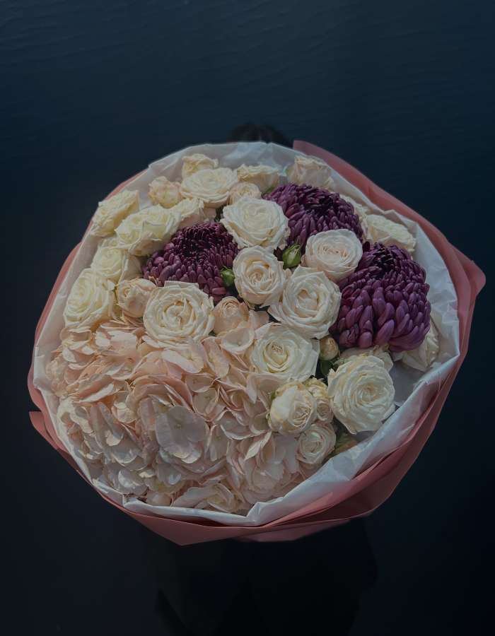 Букет из кустовых роз и гортензии "Семейный очаг"