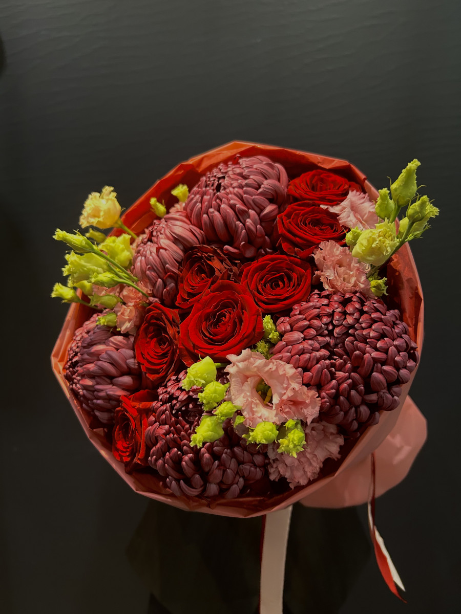 Букет из красных роз и хризантем Bigoudi "Объятия Любви"