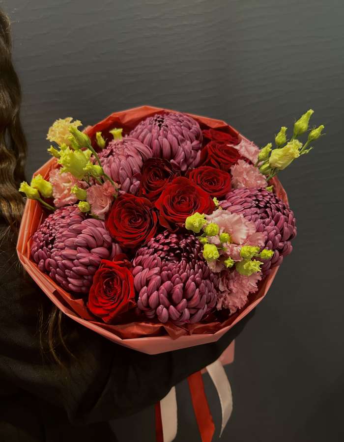 Букет из красных роз и хризантем Bigoudi "Объятия Любви"