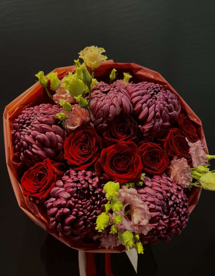 Букет из красных роз и хризантем Bigoudi "Объятия Любви"