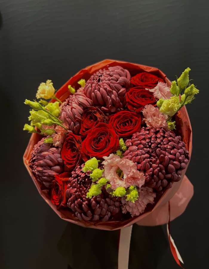 Букет из красных роз и хризантем Bigoudi "Объятия Любви"