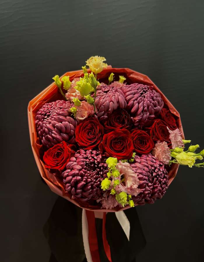 Букет из красных роз и хризантем Bigoudi "Объятия Любви"