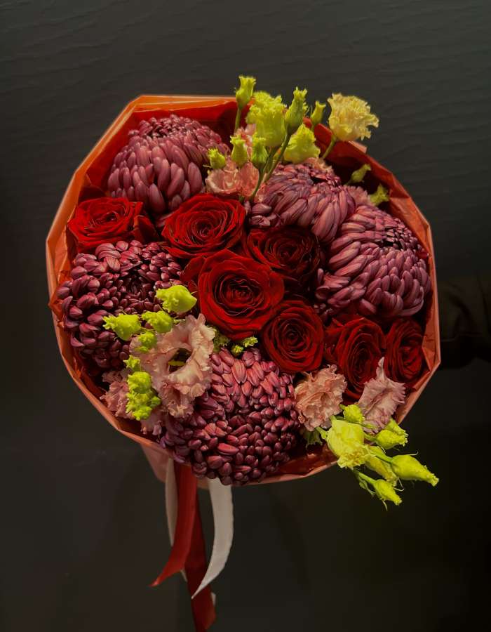 Букет из красных роз и хризантем Bigoudi "Объятия Любви"