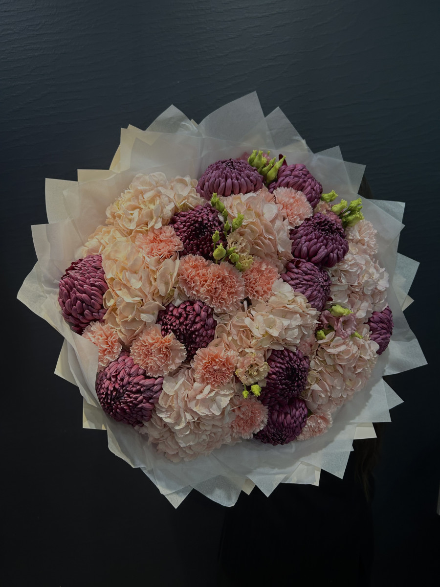 Букет из гортензии и хризантем Bigoudi "Сокровище семьи"