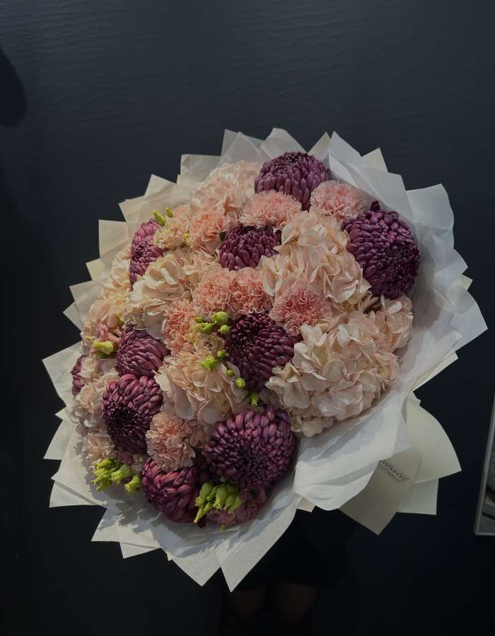 Букет из гортензии и хризантем Bigoudi "Сокровище семьи"