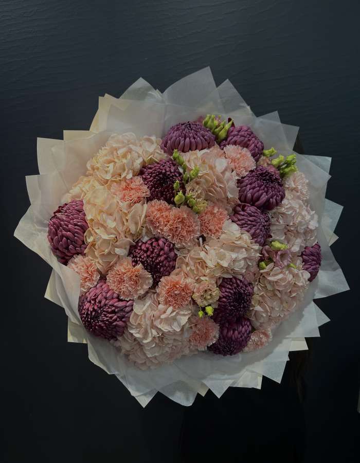 Букет из гортензии и хризантем Bigoudi "Сокровище семьи"