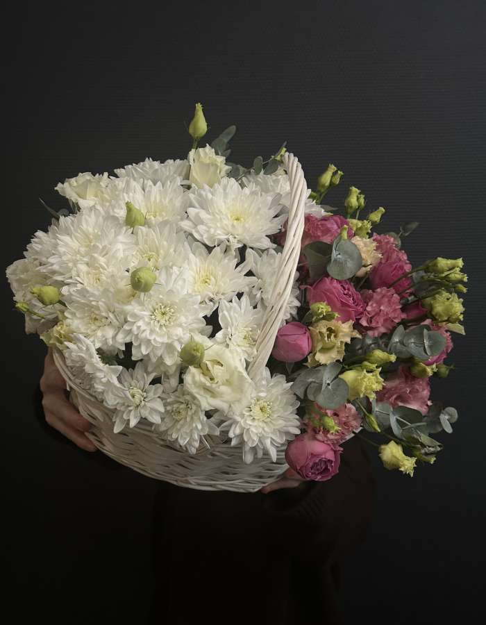 Корзинка с хризантемой и эустомой "Цветы для мамы"