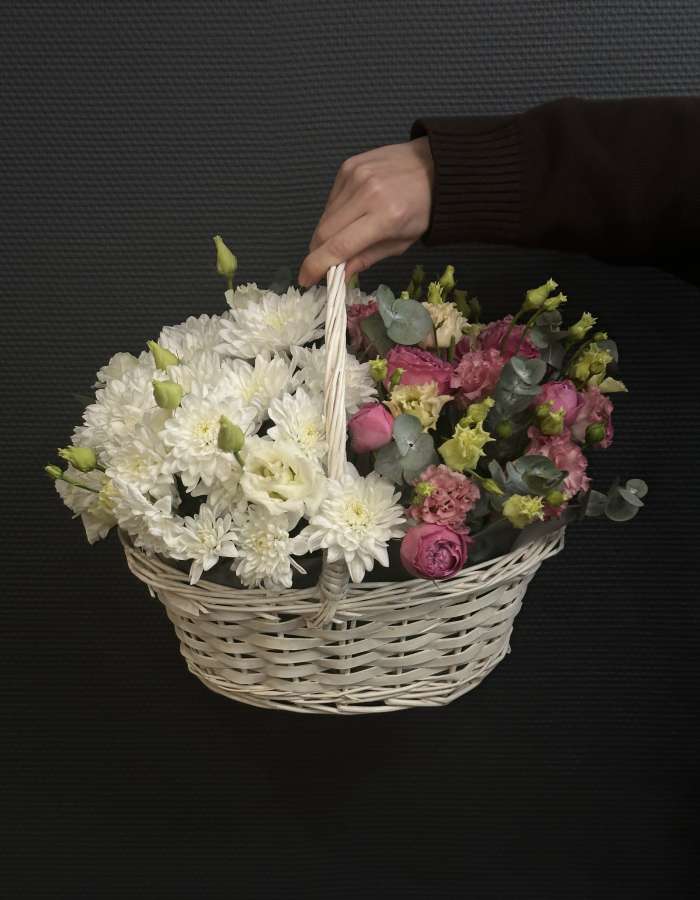 Корзинка с хризантемой и эустомой "Цветы для мамы"