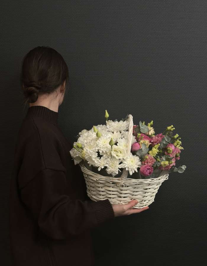 Корзинка с хризантемой и эустомой "Цветы для мамы"