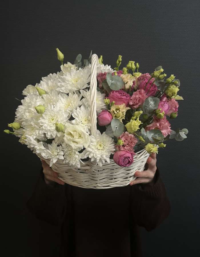 Корзинка с хризантемой и эустомой "Цветы для мамы"