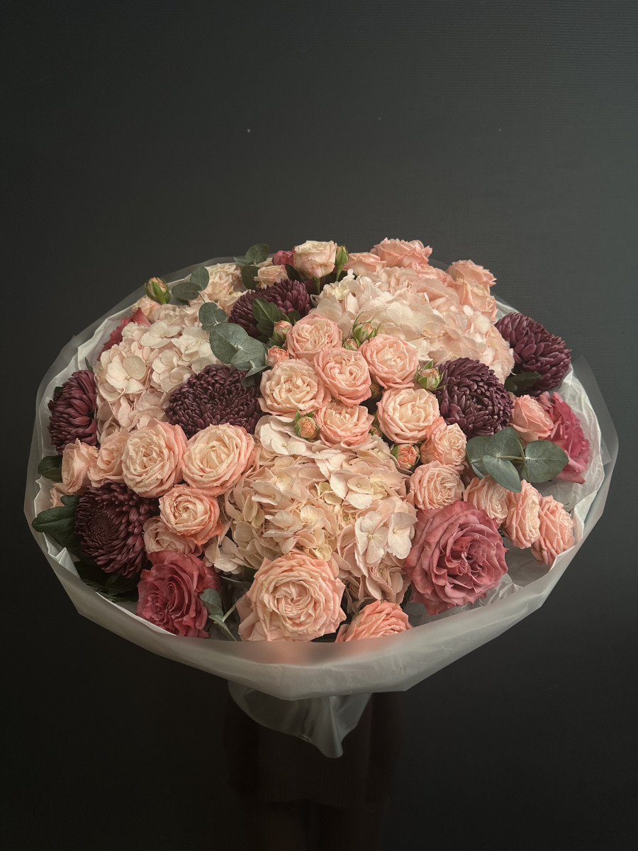 Букет из хризантем Bigoudi и розовых роз "Любимой Маме"