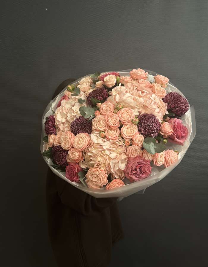 Букет из хризантем Bigoudi и розовых роз "Любимой Маме"