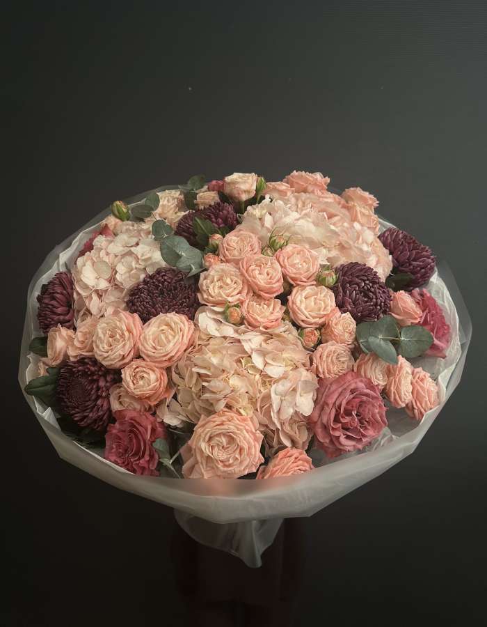 Букет из хризантем Bigoudi и розовых роз "Любимой Маме"