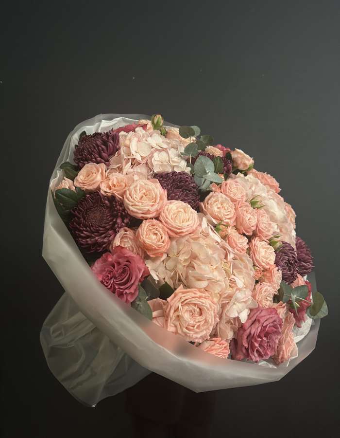 Букет из хризантем Bigoudi и розовых роз "Любимой Маме"