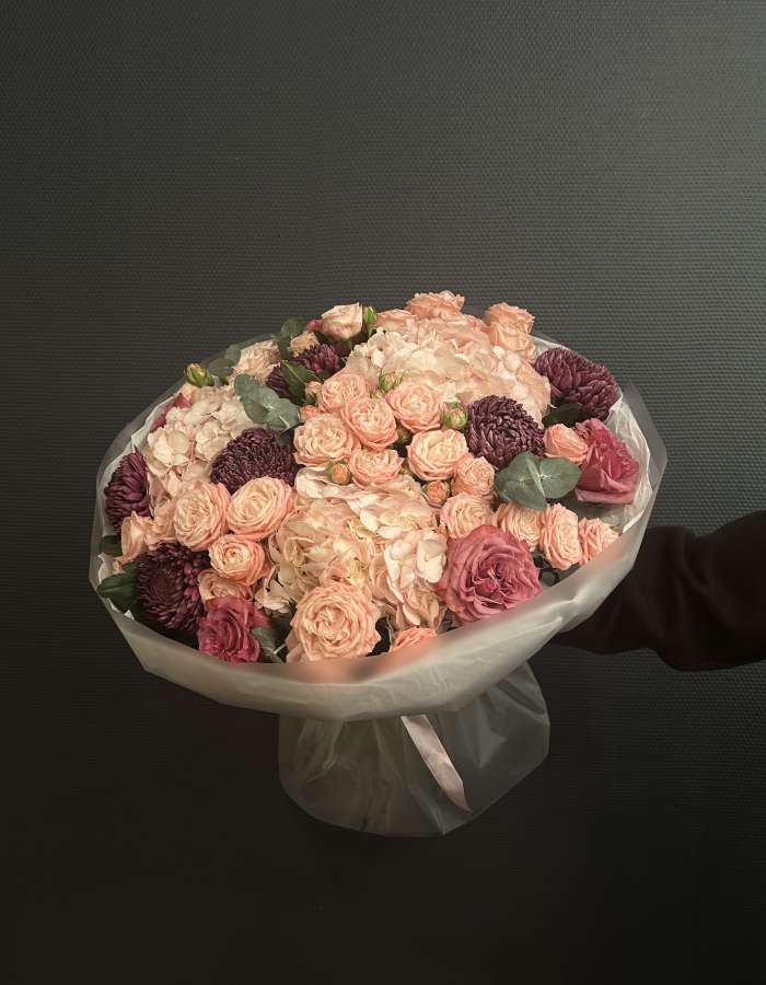 Букет из хризантем Bigoudi и розовых роз "Любимой Маме"