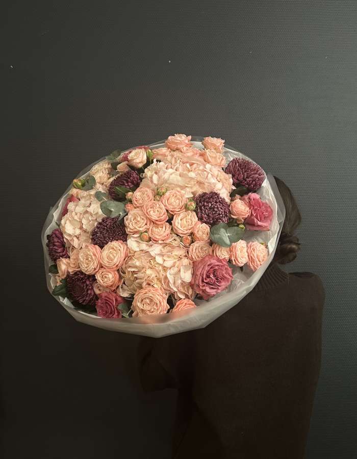 Букет из хризантем Bigoudi и розовых роз "Любимой Маме"