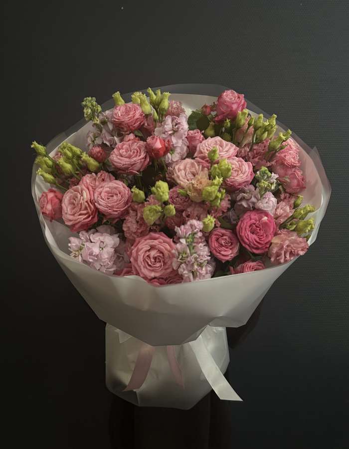 Букет из кустовых роз и матиолы "Мамин день"