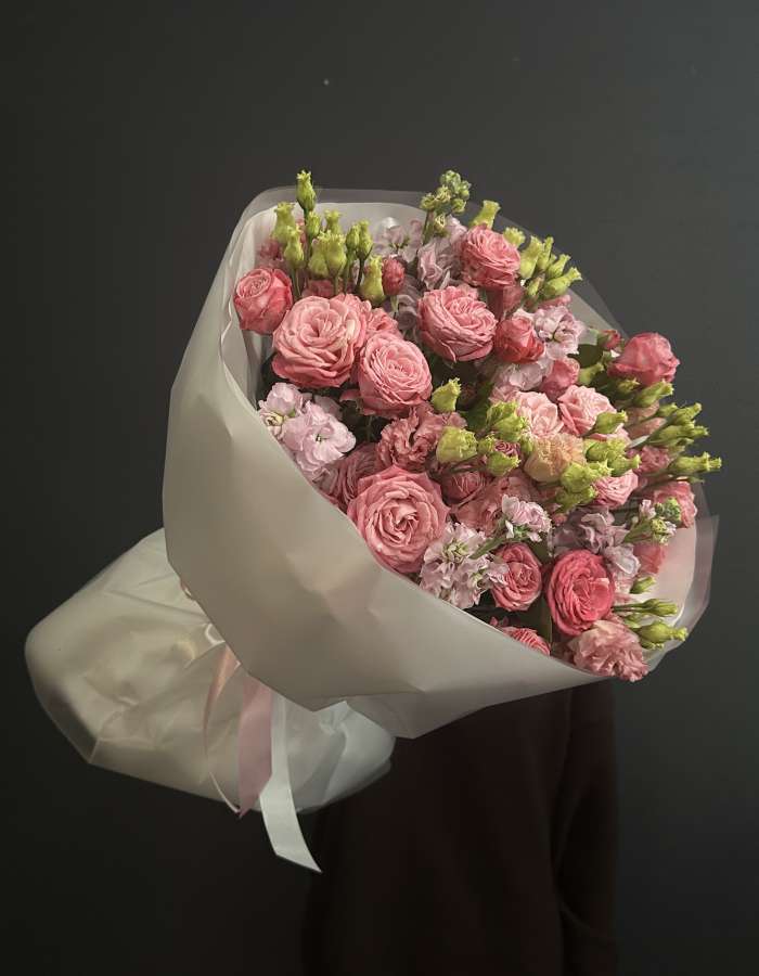 Букет из кустовых роз и матиолы "Мамин день"