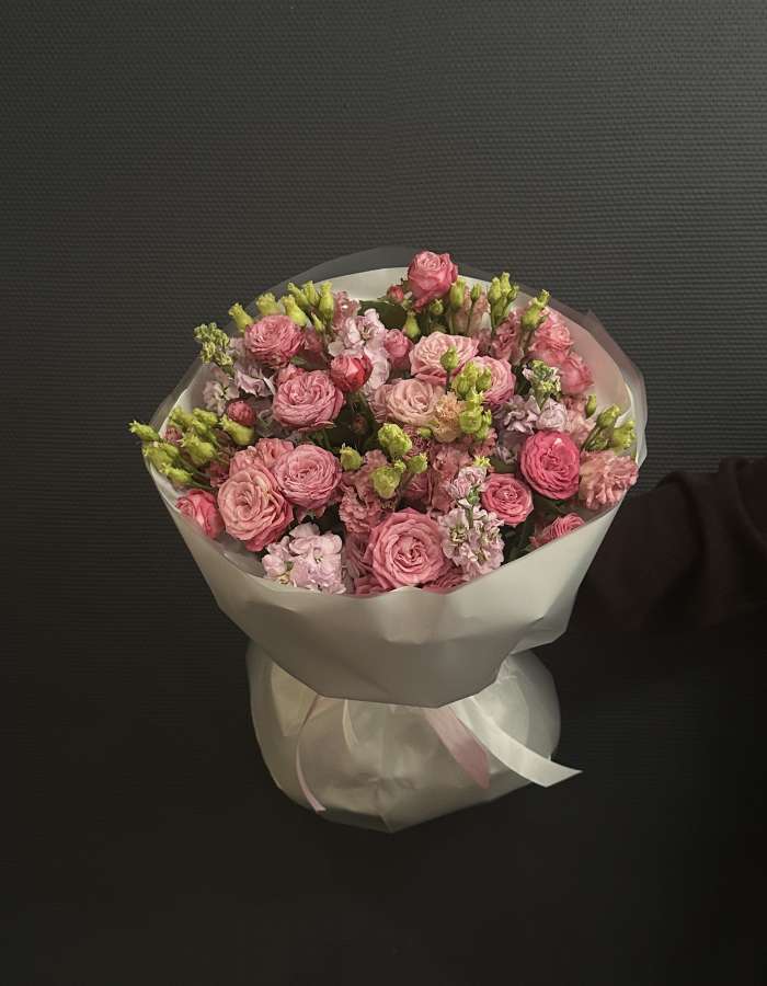 Букет из кустовых роз и матиолы "Мамин день"