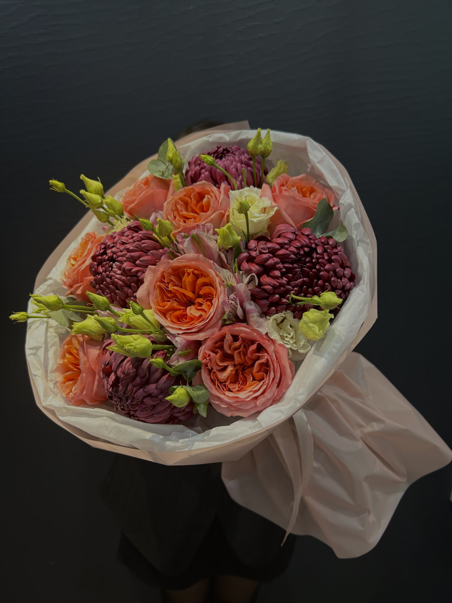 Букет из пионовидных роз и хризантем Bigoudi "Тепло души"