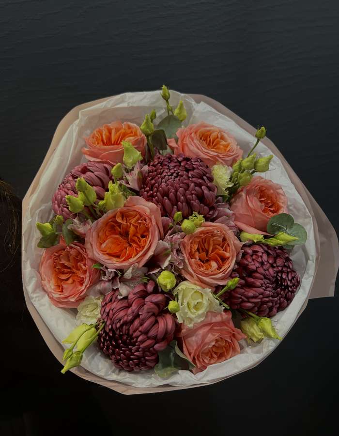 Букет из пионовидных роз и хризантем Bigoudi "Тепло души"