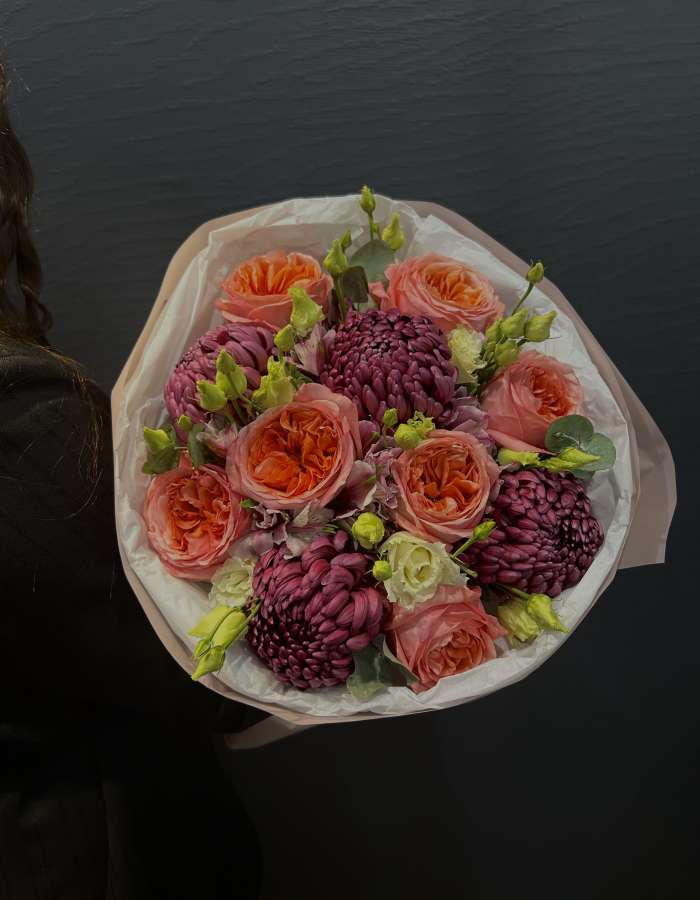 Букет из пионовидных роз и хризантем Bigoudi "Тепло души"