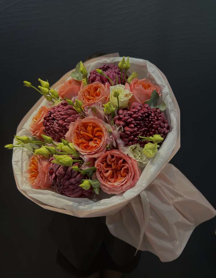 Букет из пионовидных роз и хризантем Bigoudi "Тепло души"