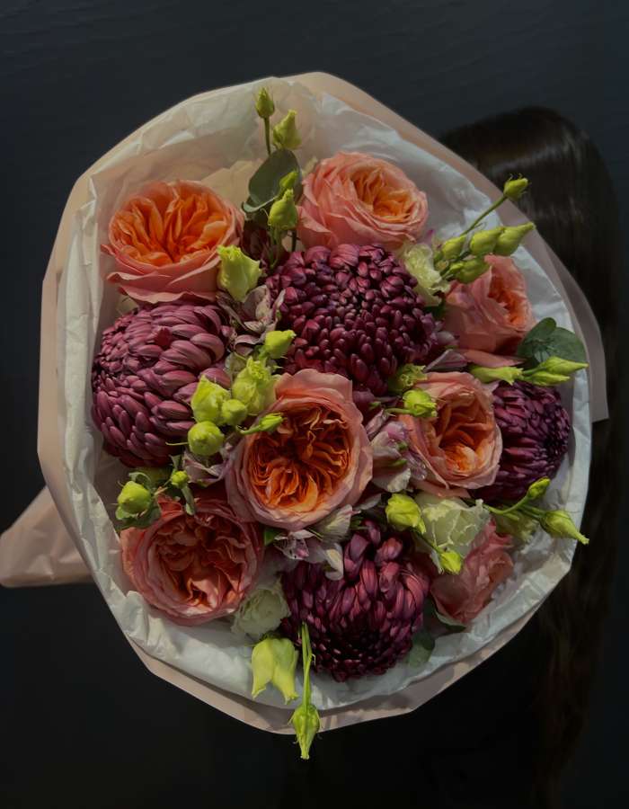 Букет из пионовидных роз и хризантем Bigoudi "Тепло души"