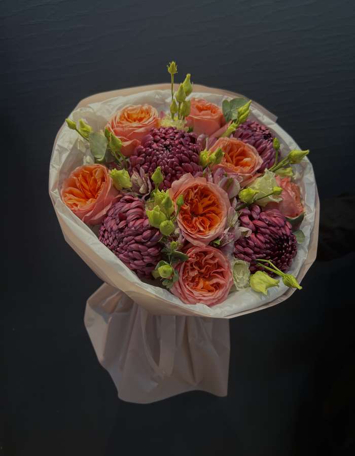 Букет из пионовидных роз и хризантем Bigoudi "Тепло души"