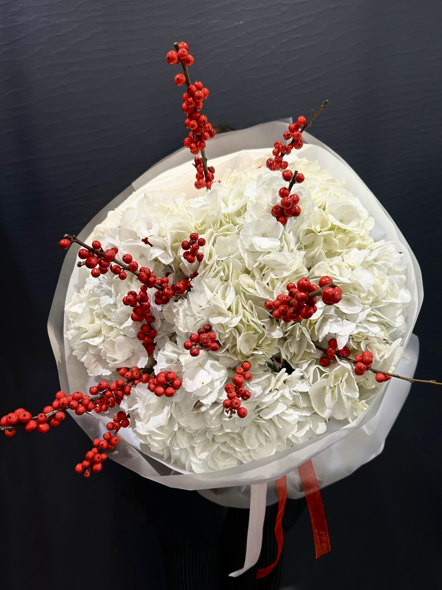 Букет из белых гортензий и илекса "Лёгкий морозец"