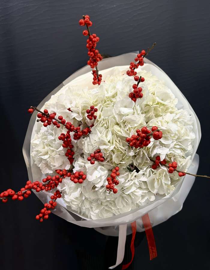 Букет из белых гортензий и илекса "Лёгкий морозец"