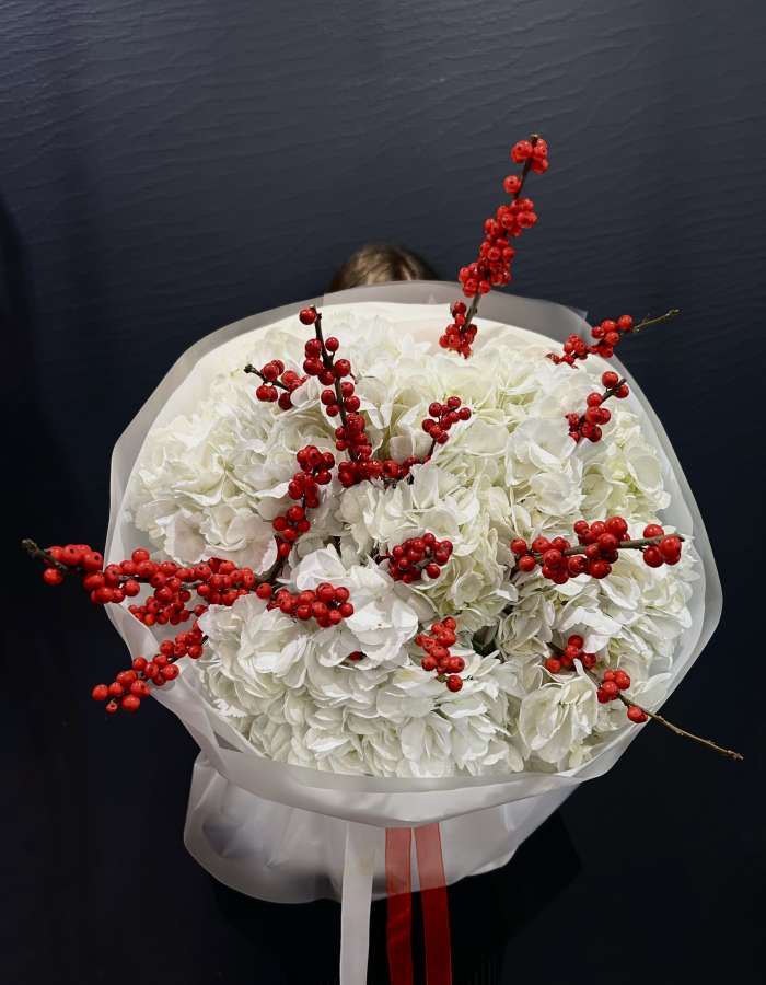 Букет из белых гортензий и илекса "Лёгкий морозец"