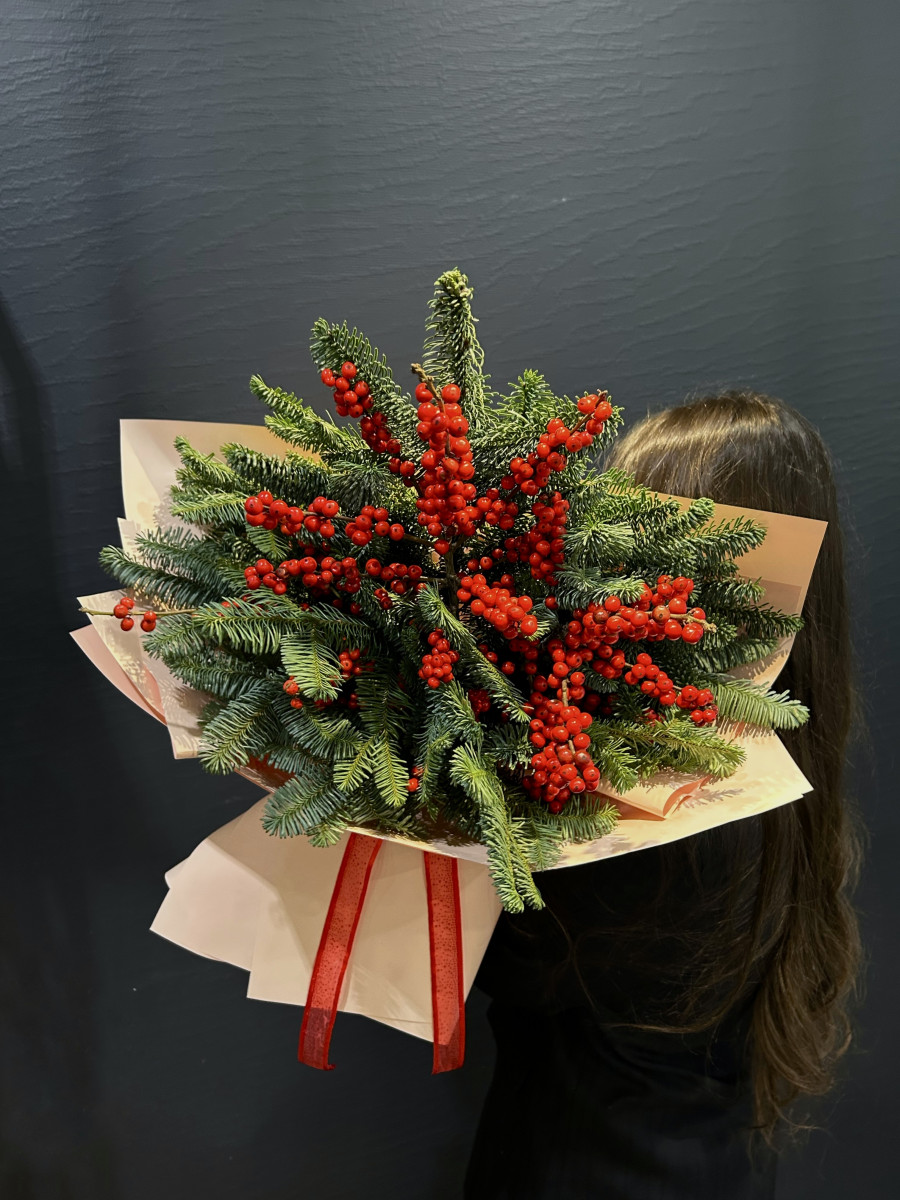 Букет из нобилиса и илекса "Новогодняя ночь"