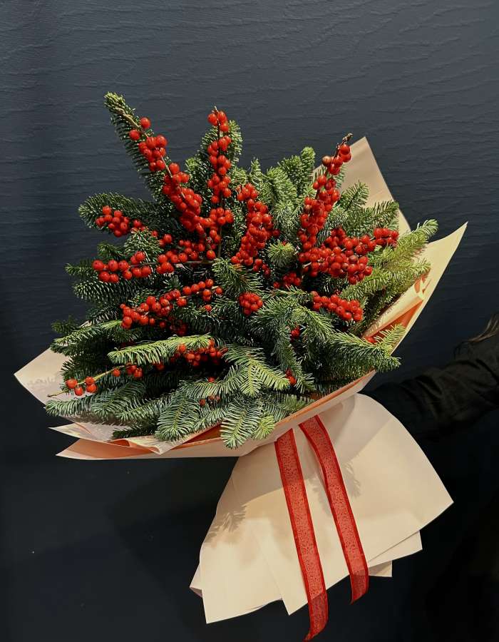 Новогодний букет из нобилиса и илекса "Новогодняя ночь"