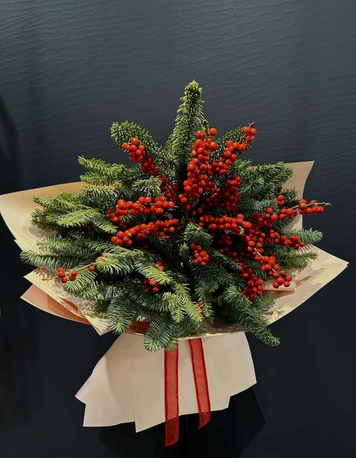 Новогодний букет из нобилиса и илекса "Новогодняя ночь"