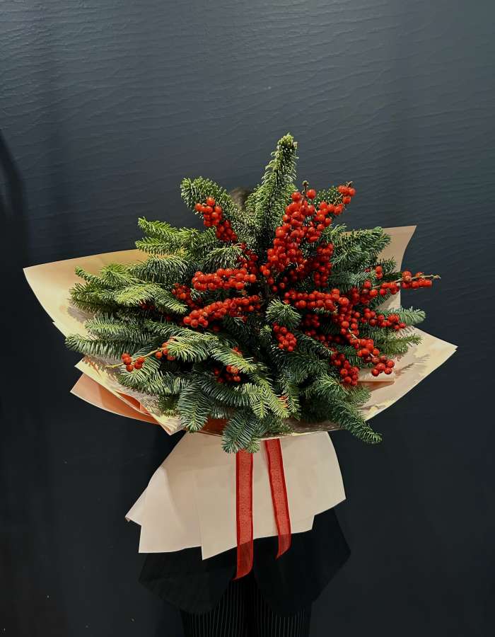 Новогодний букет из нобилиса и илекса "Новогодняя ночь"