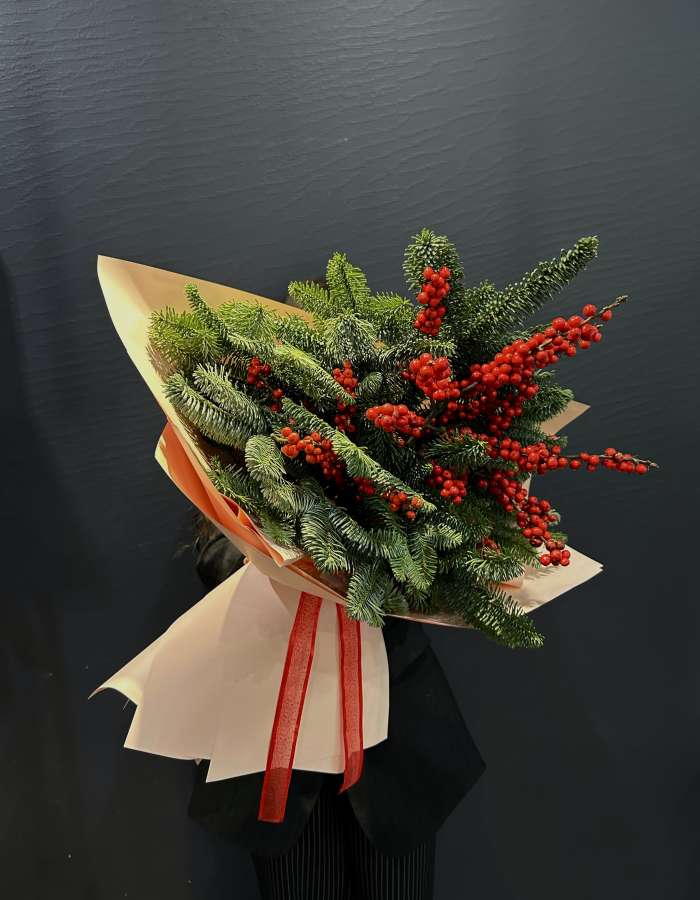 Новогодний букет из нобилиса и илекса "Новогодняя ночь"
